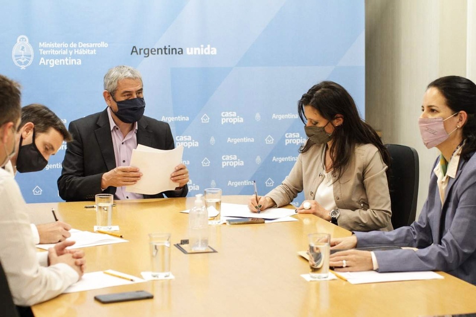 El ministro Jorge Ferraresi junto a la secretaria de Comercio Interior, Paula Español.