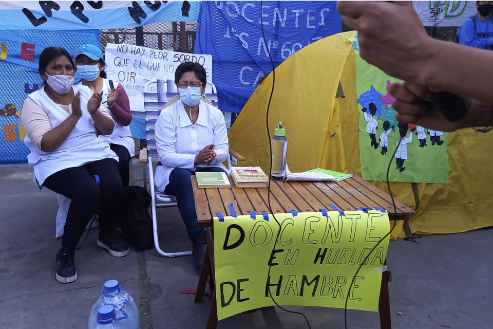Catalina Vilte (derecha) inició la huelga de hambre.