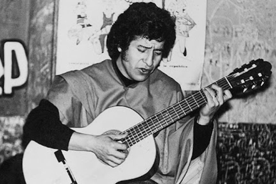 En 1973 el cantautor chileno Víctor Jara es asesinado en el Estadio Chile por la dictadura de Pinochet.