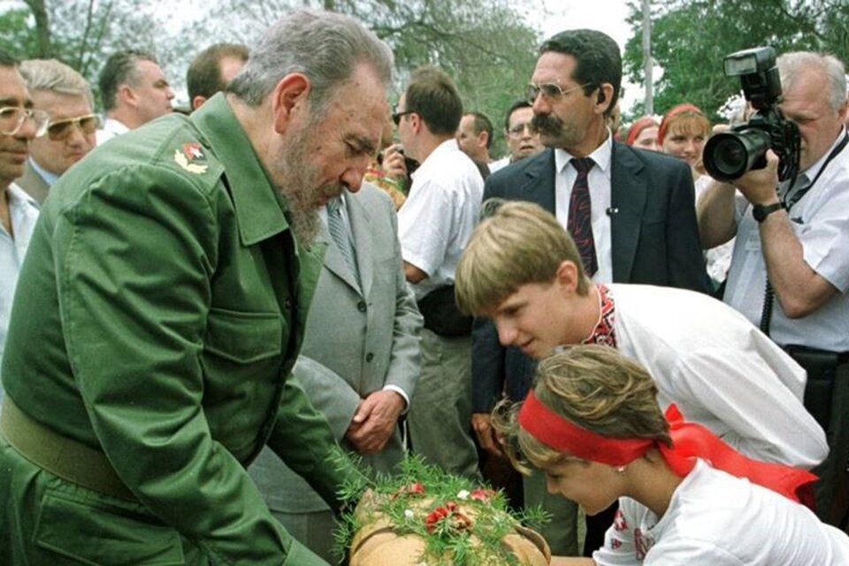 Fidel Castro con niños ucranianos. 