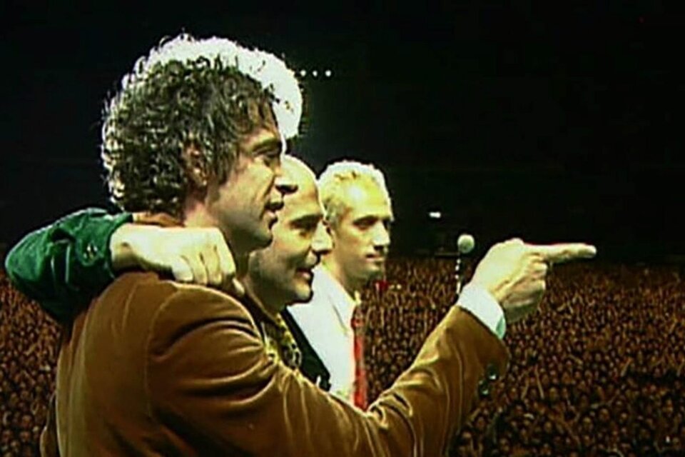 En 1997 Soda Stereo se despide de sus fans en un multitudinario concierto en la cancha de River, ante unas 65 mil personas.