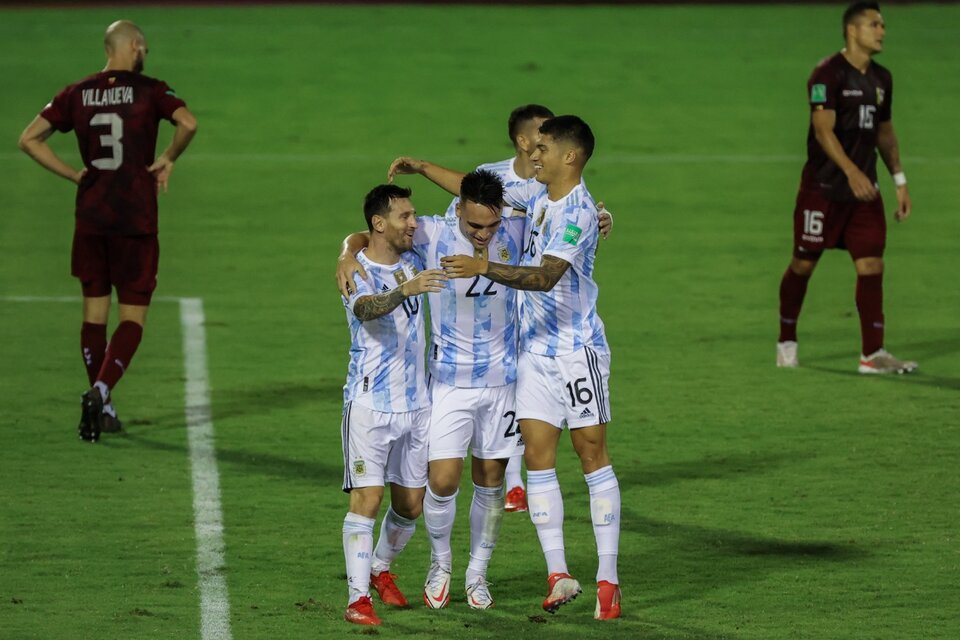 Messi, Joaquín Correa y Lautaro festejan el segundo de Argentina.  (Fuente: AFP)
