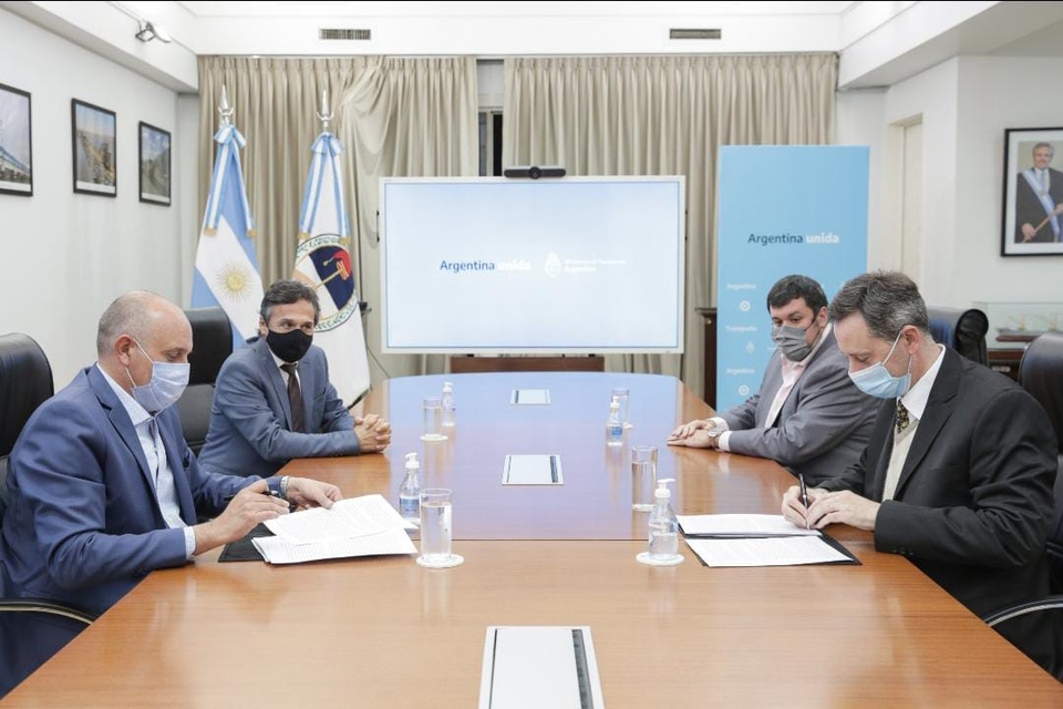 Autoridades del Ministerio de Transporte, de la AGP y del consorcio saliente firmaron el contrato.