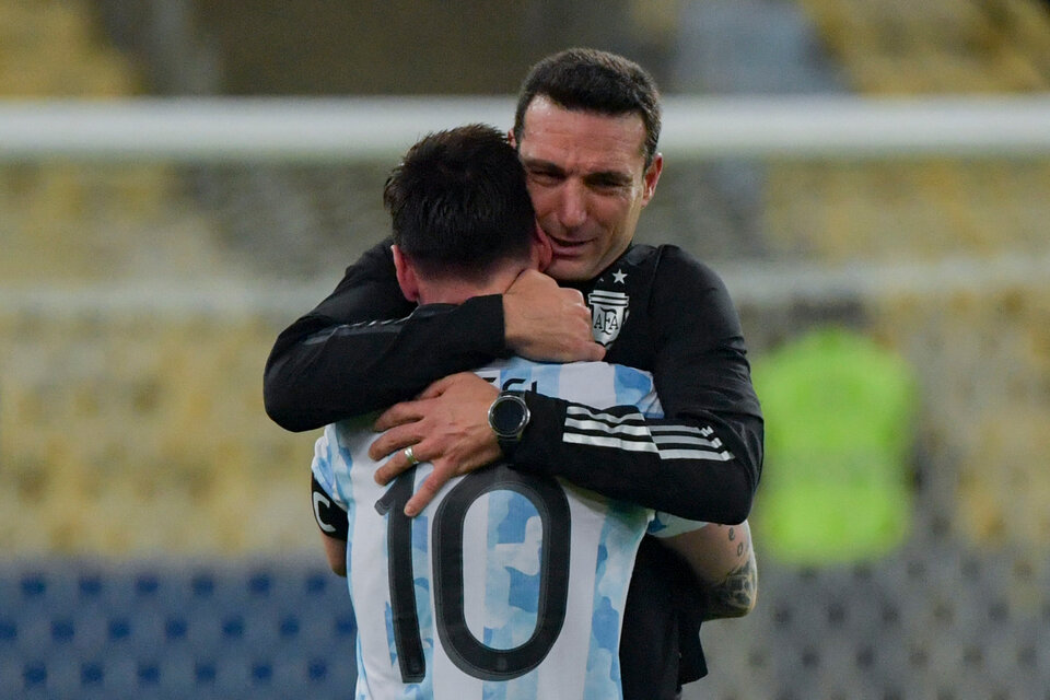 El abrazo del capitán con el entrenador (Fuente: AFP)