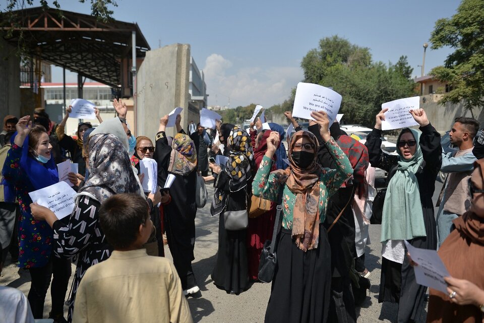 Un grupo de mujeres protesta contra el régimen talibán en Kabul. (Fuente: AFP)