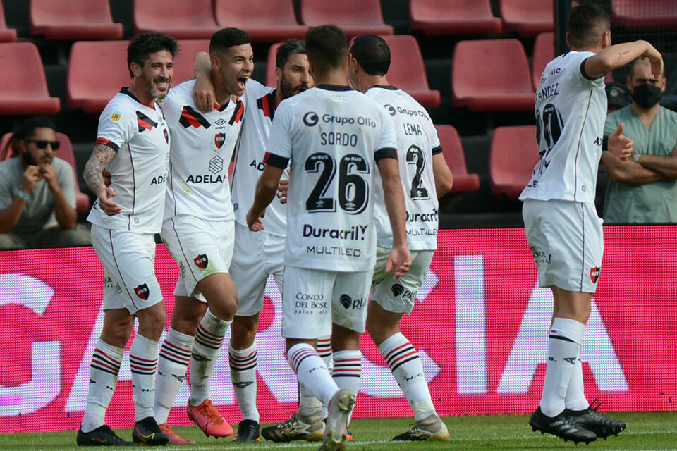 1) La Lepra festeja el gol del defensor Mansilla: una gran volea. 2)  Farías, con toque de derecha al primer palo, venció a Aguerre a 15 minutos del final. (Fuente: Télam)