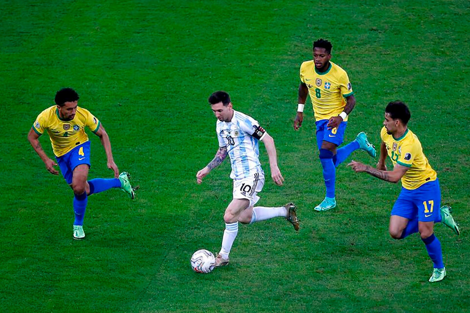 Messi vs. Marquinhos, Fred y Paquetá en la final de América pasada. De ellos, sólo estará Paquetá este domingo (Fuente: AFP)