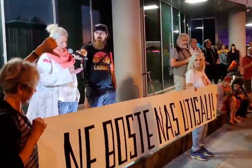 Los antivacuna eslovenos se manifiestan en la entrada al estudio de televisión. (Fuente: Twitter)