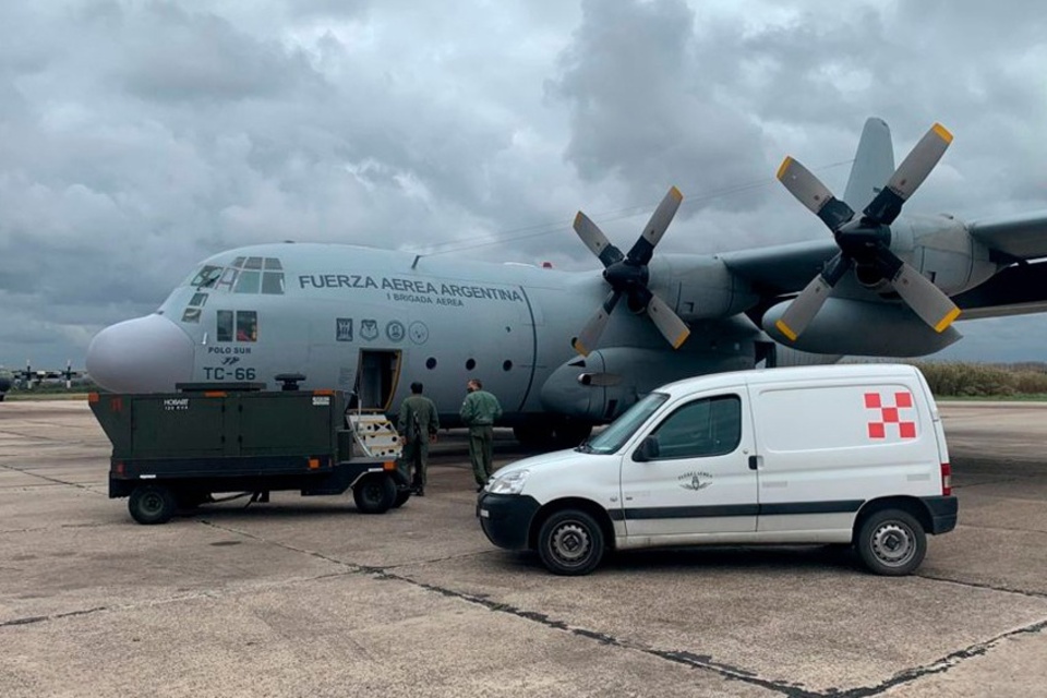 El Hércules de la Fuerza Aérea aterrizó en suelo cubano (Fuente: Télam)