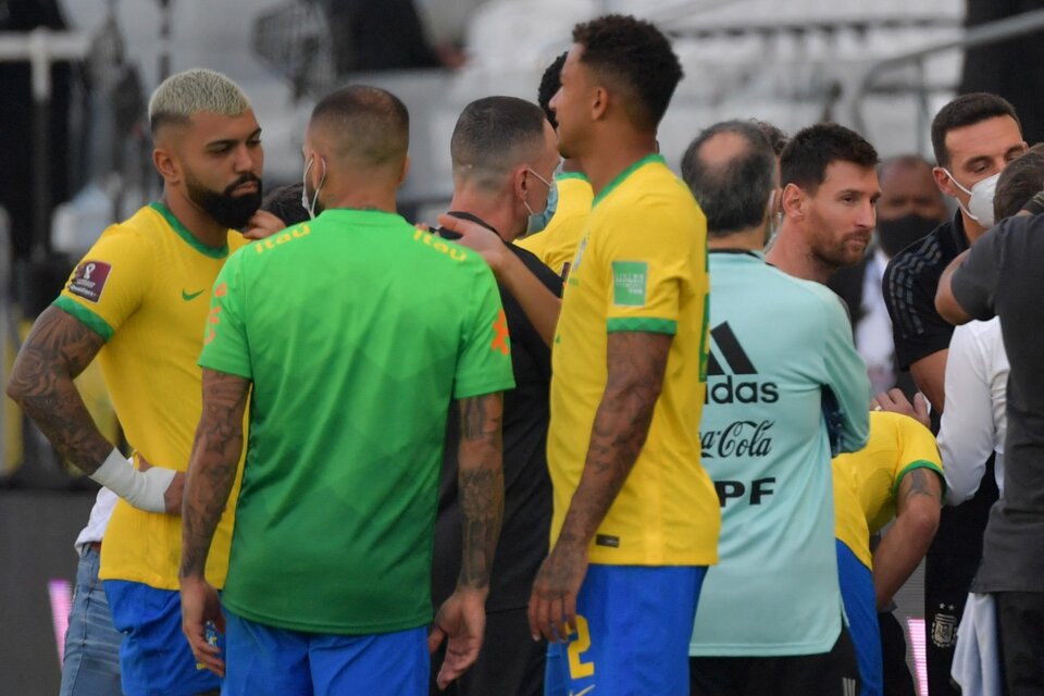 La insólita suspensión del partido entre Argentina y Brasil fue tendencia en redes sociales. (Fuente: AFP)