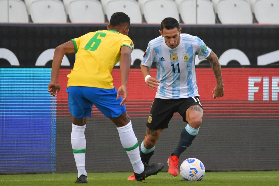 Di María con la pelota, una de las pocas escenas de los 5 minutos del clásico. (Fuente: AFP)