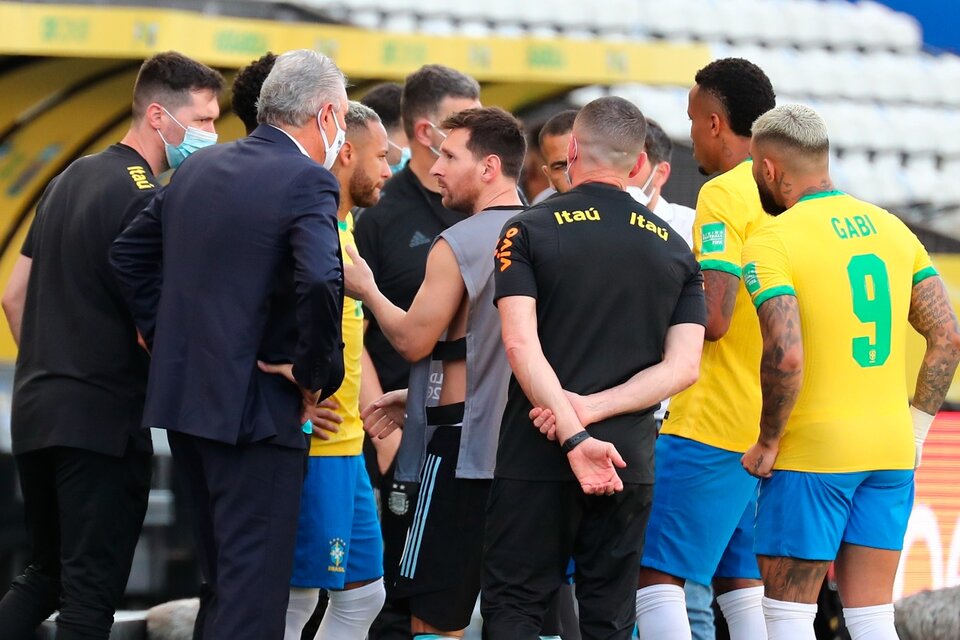 Messi habla con Neymar y Tite luego de la suspensión. (Fuente: AFP)
