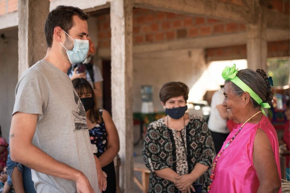 Estrada en su visita a la comunidad Guaraní Peña Morada 
