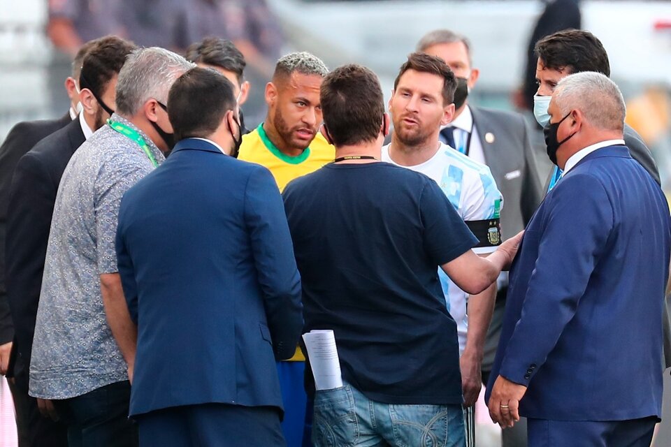 Neymar y Messi entre desconocidos (Fuente: EFE)