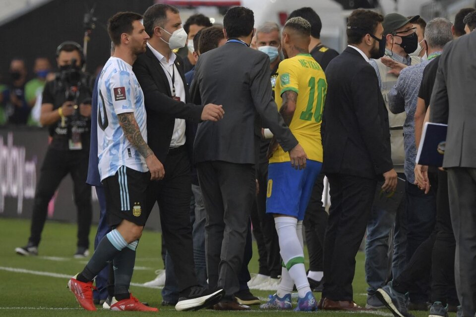 Muchos más trajes que camisetas en San Pablo (Fuente: AFP)