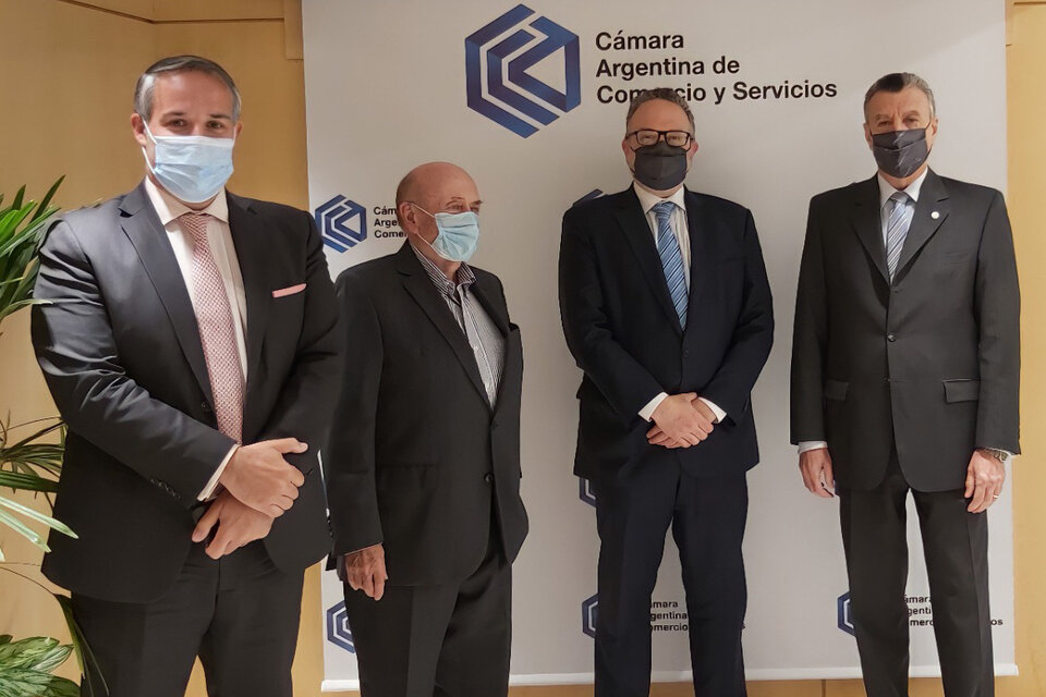 El ministro junto al titular de la CAC, Mario Grinman, y dirigentes de la mesa chica
