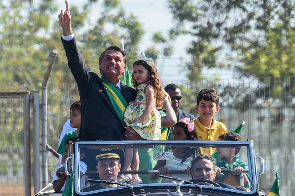 "No queremos pelear con ningún poder, pero no podemos admitir que una persona turbe nuestra democracia y ponga en riesgo nuestra libertad", advirtió Bolsonaro. (Fuente: AFP)