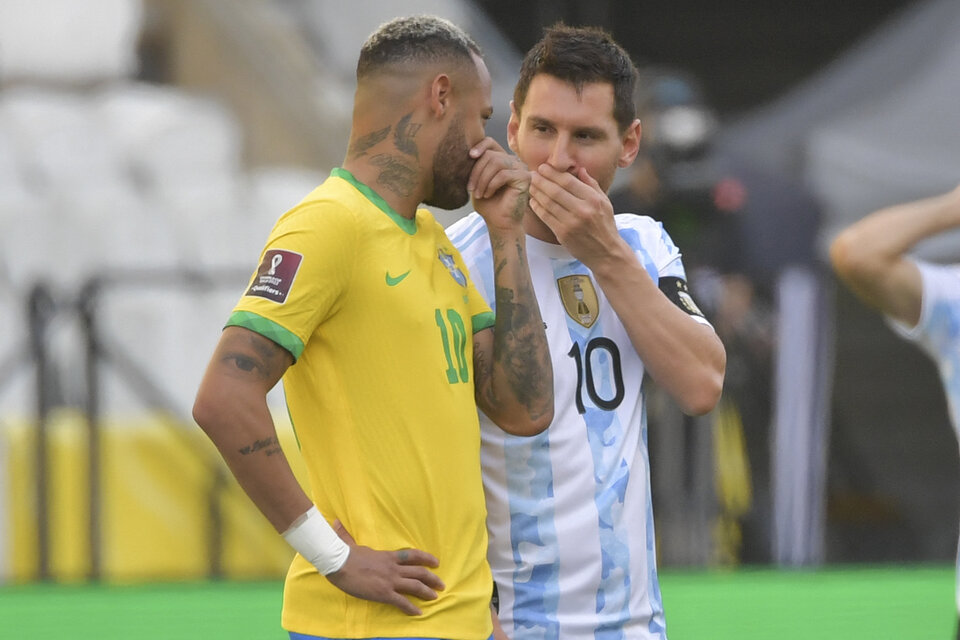Neymar y Lionel Messi durante el partido de la polémica (Fuente: AFP)