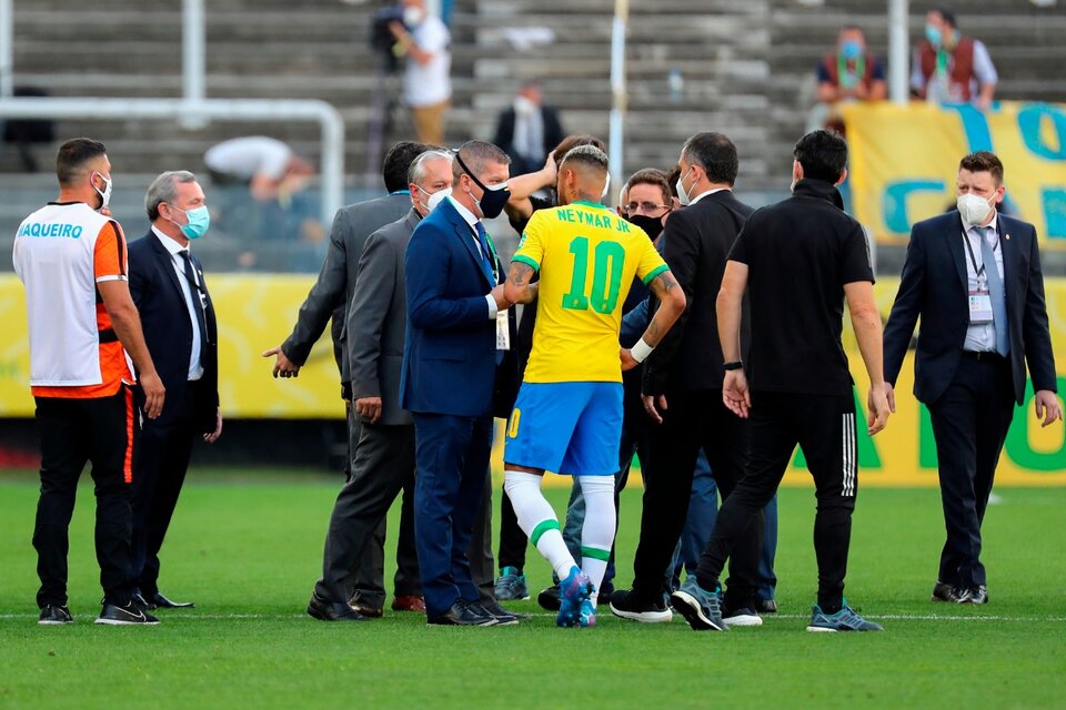 Neymar intenta entender la suspensión del Brasil-Argentina. (Fuente: AFP)