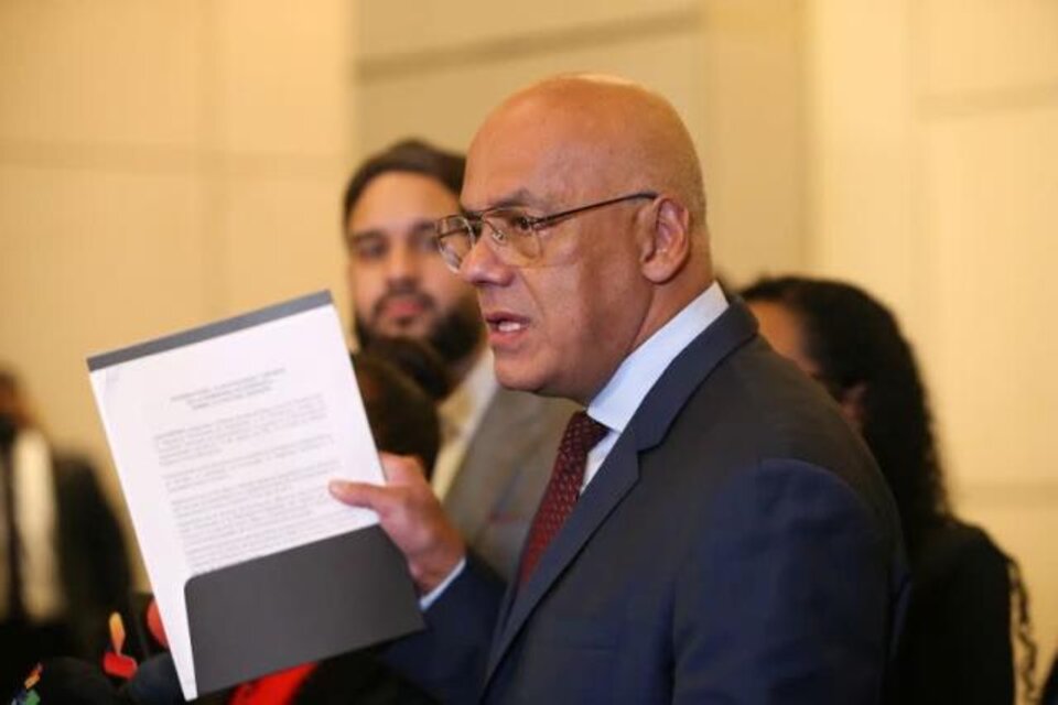 El jefe de la delegación del gobierno, Jorge Rodríguez, muestra una copia del acuerdo alcanzado con la oposición. (Fuente: EFE)