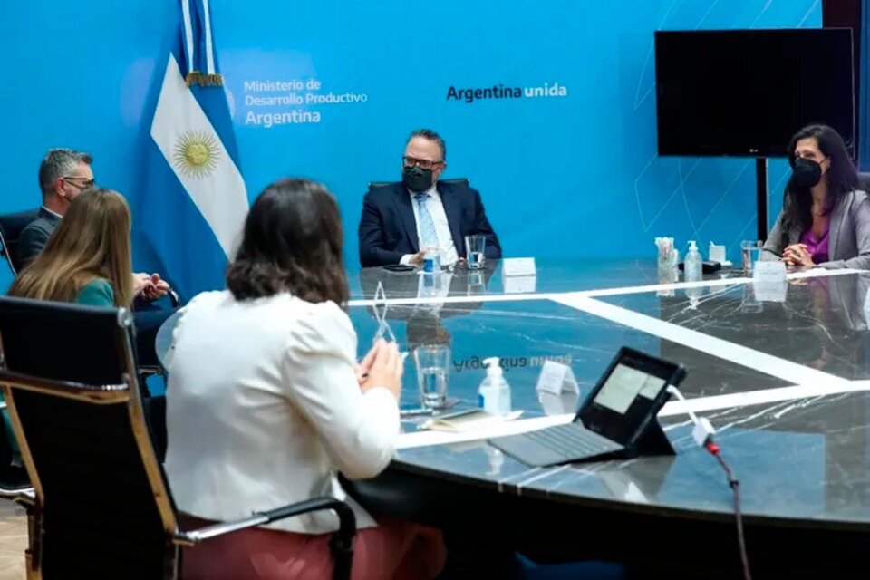 El ministro de Desarrollo Productivo, Matías Kulfas, junto a directivos de Procter & Gamble (P&G).