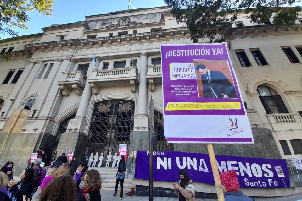 Organizaciones feministas hicieron guardia frente a los tribunales. (Fuente: Gentileza Ni Una Menos Santa Fe)