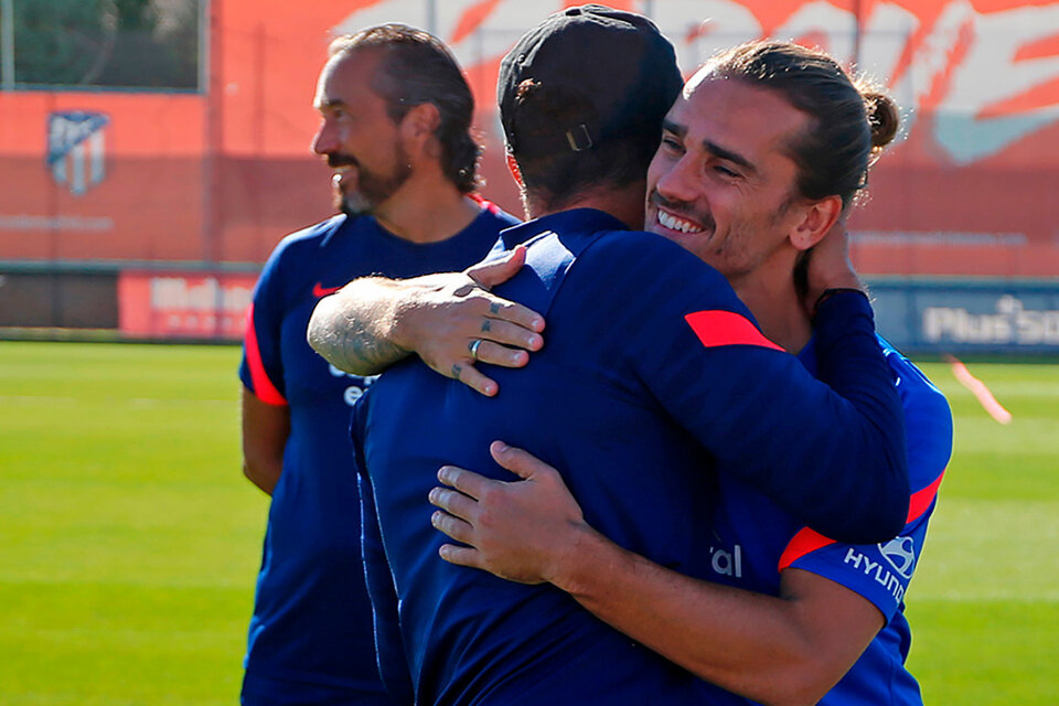 El abrazo de Griezmann con el Cholo Simeone. (Fuente: Prensa Atlético de Madrid)