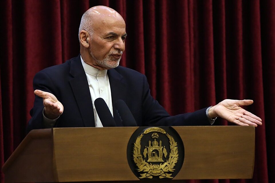 El expresidente Ashraf Ghani se disculpó con el pueblo afgano por huir del país