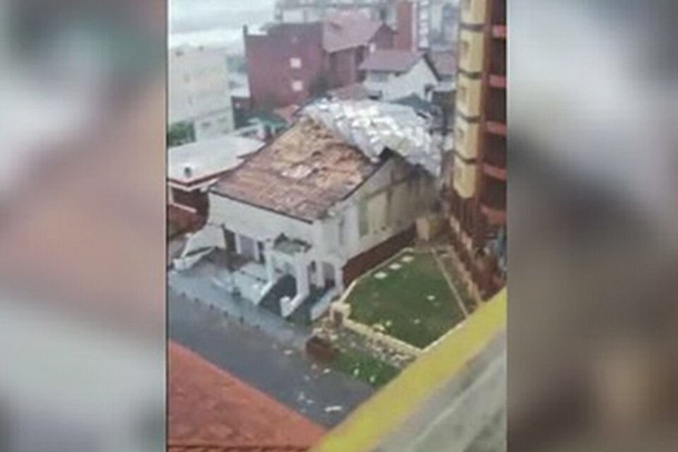 Un vecino capturó el momento en que se voló el techo de Sabash.