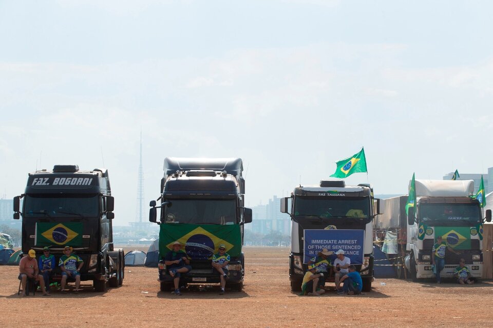 Acampe de camioneros bolsonaristas en Brasilia un día despues de la manifestación. (Fuente: EFE)