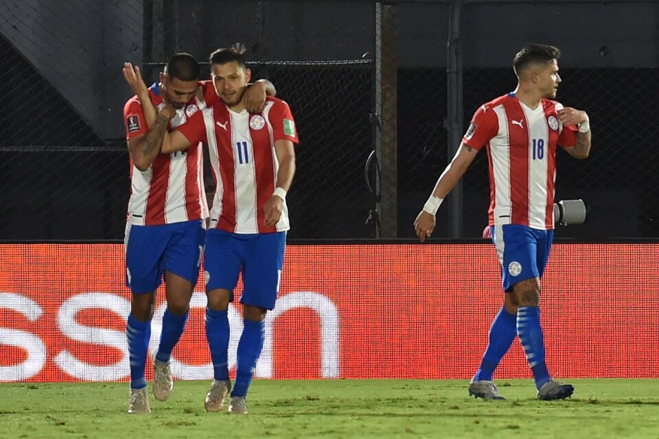 David Martínez festeja la apertura del marcador con Angel Romero. (Fuente: AFP)