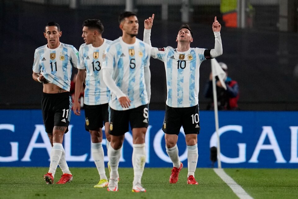 Messi marcó tres veces en la noche del Monumental (Fuente: AFP)