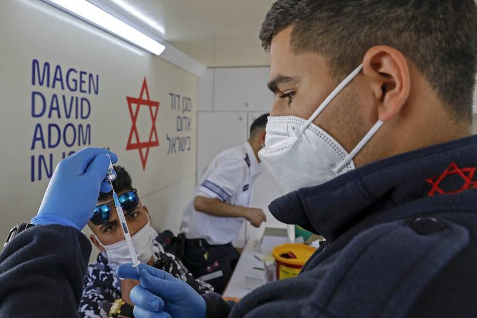 Israel avanzó rápido con la vacunación y por la variante Delta enfrenta una nueva ola de covid con elevado número de muertos. (Fuente: AFP)