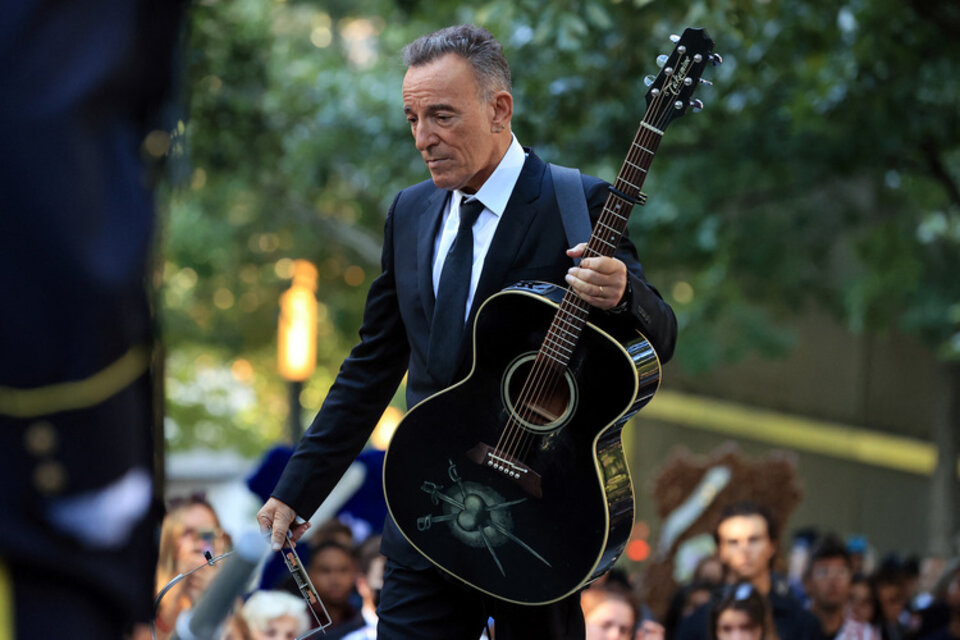 El cantante en el momento de su interpretación.  (Fuente: AFP)