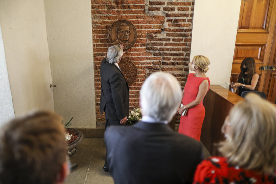 Fernández en La Moneda, junto a una imagen de Allende, en su visita de enero pasado.  (Fuente: NA)