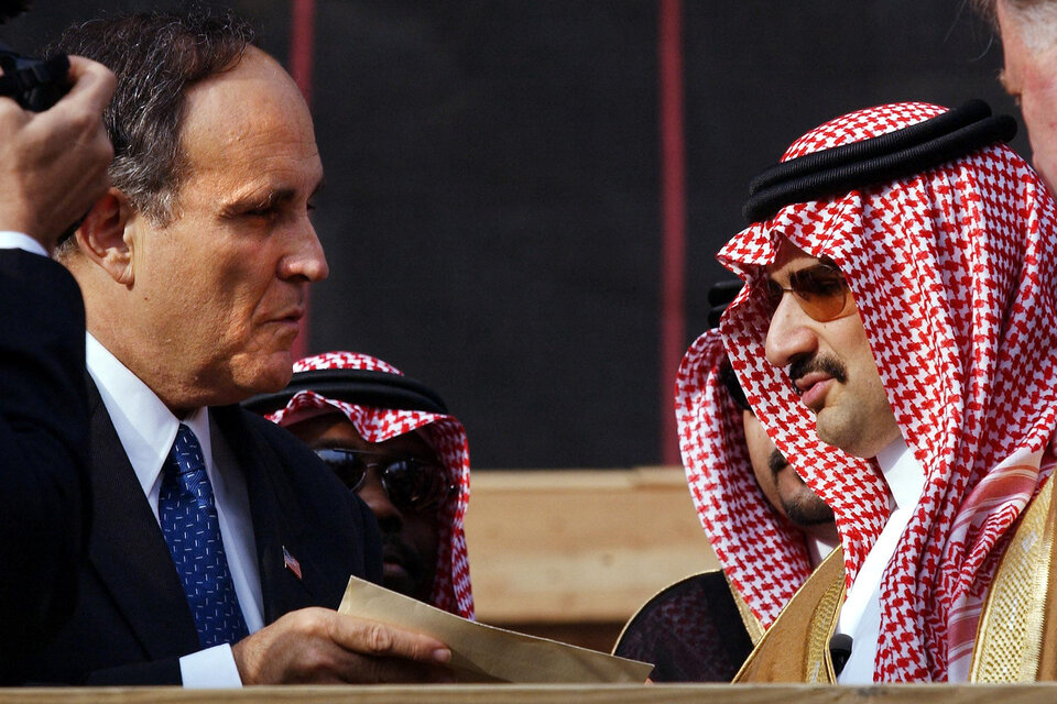 Imagen de octubre de 2001: el entonces alcalde Giuliani recibe un cheque de 10 millones de dólares del príncipe saudí Alwaleed Bin Talal Bin Abdulaziz para la Fundación de las Torres Gemelas. (Fuente: AFP)