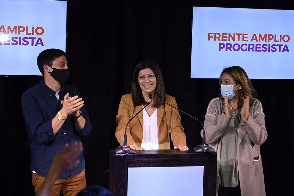 Clara García anoche, flanqueada por Paco Garibaldi y Mónica Fein.