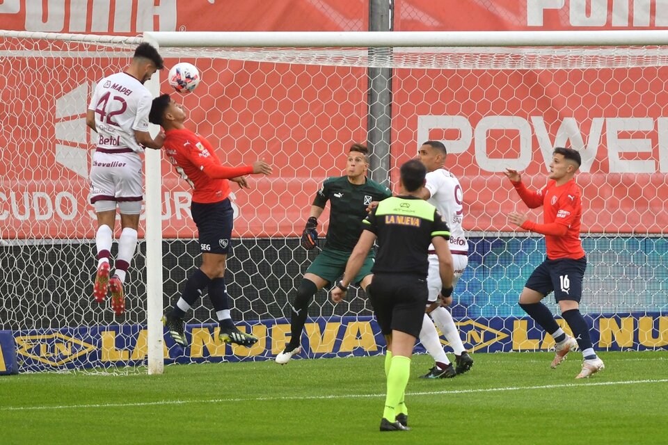 José Manuel López sumó su quinto gol de cabeza en el torneo (Fuente: Télam)