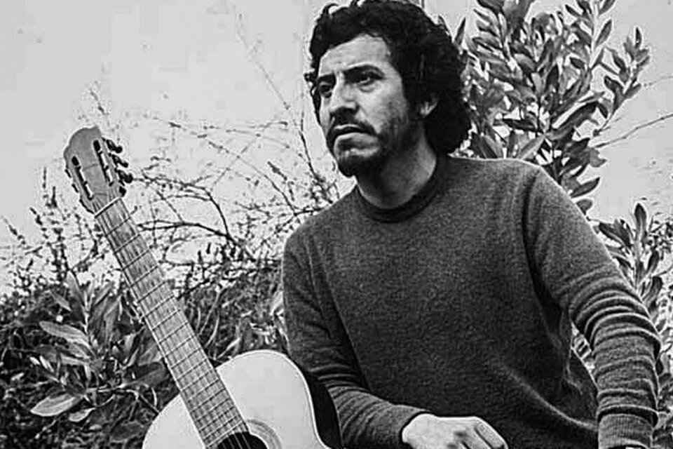 En 1932 nace el cantautor chileno Víctor Jara.