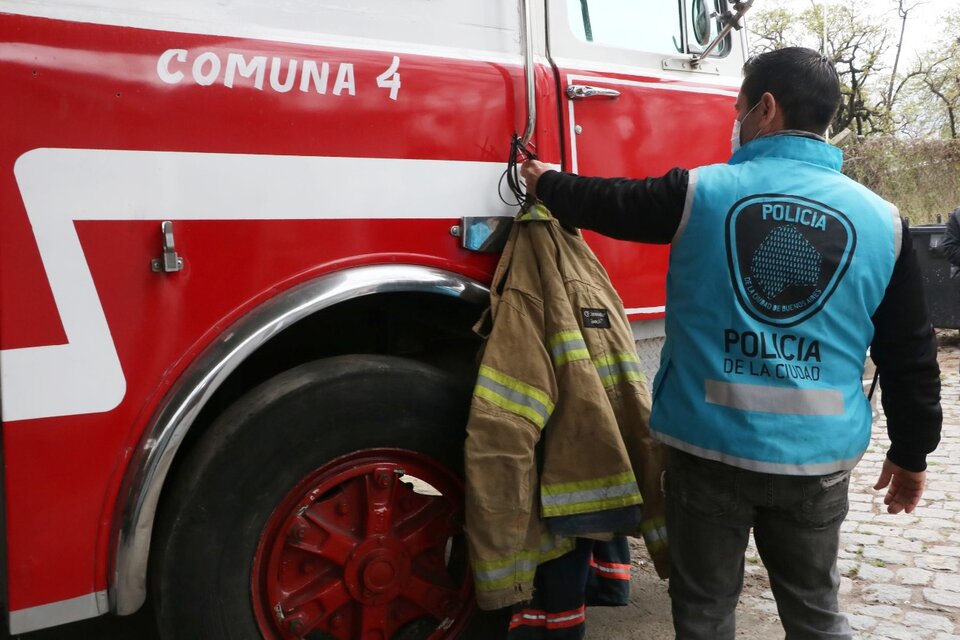 Los denominados "Bomberos Voluntarios Metropolitanos de Barracas" no tenían autorización ni control del gobierno porteño.  (Fuente: Télam)