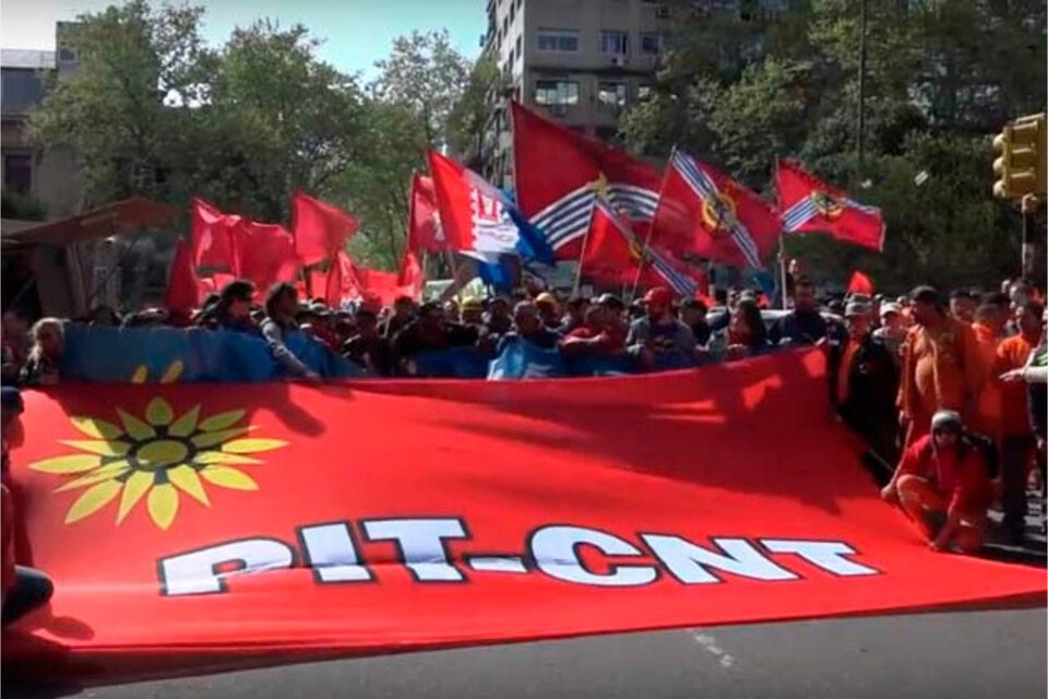 "Con Artigas por las grandes mayorías nacionales; que los más infelices sean los más privilegiados", reivindica la PIT-CNT el video de convocatoria a la movilización que tendrá epicentro en Montevideo.