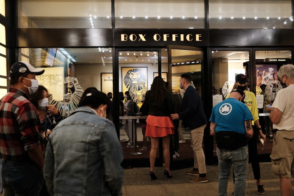 El fin de la pandemia, cada vez más cerca: los teatros en Nueva York funcionan con aforo completo. (Fuente: AFP)