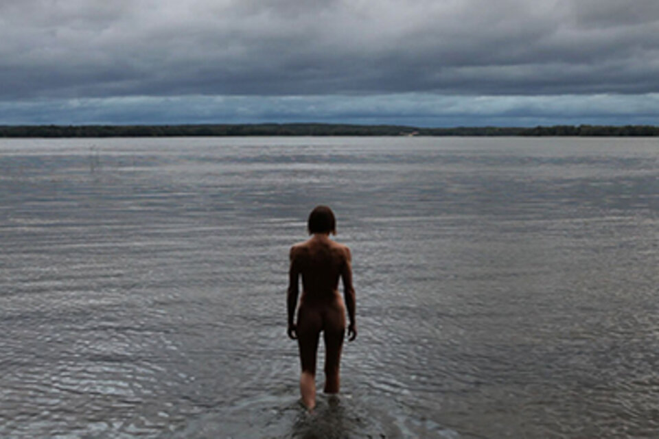 Elina Brotherus. La secuencia de la bahía negra, 2010, Video.