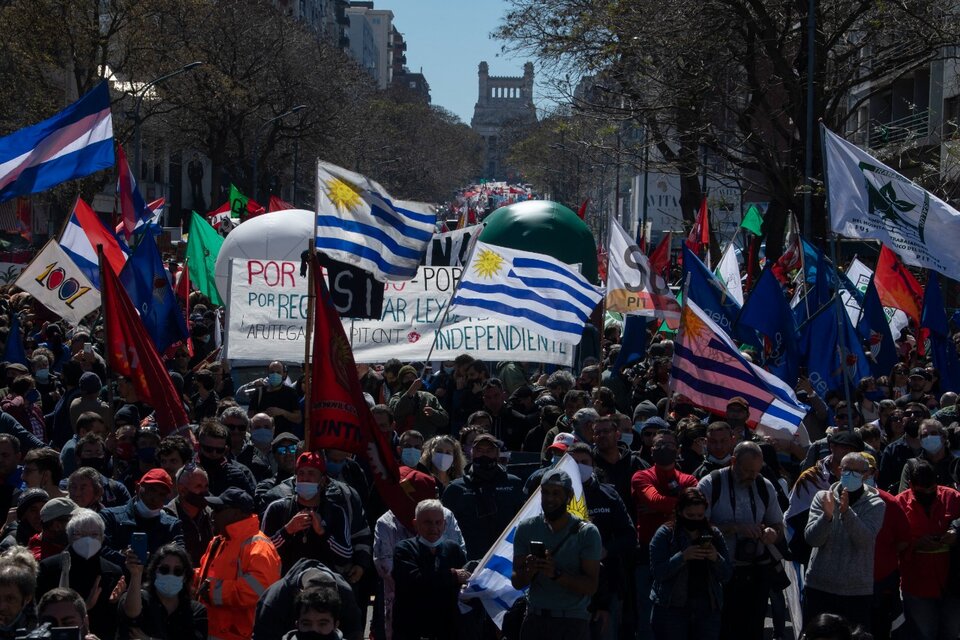 Uruguay: una multitud se movilizó contra el gobierno de Lacalle Pou (Fuente: AFP)