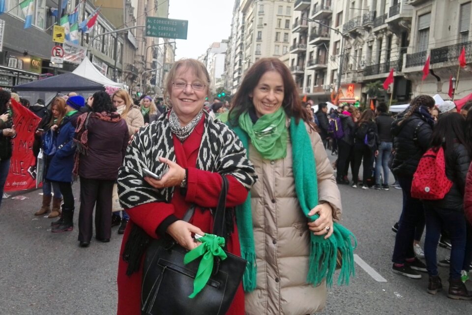 Nieves Rico y Laura Pautassi en la marcha por el aborto de junio 2018 en Buenos Aires.