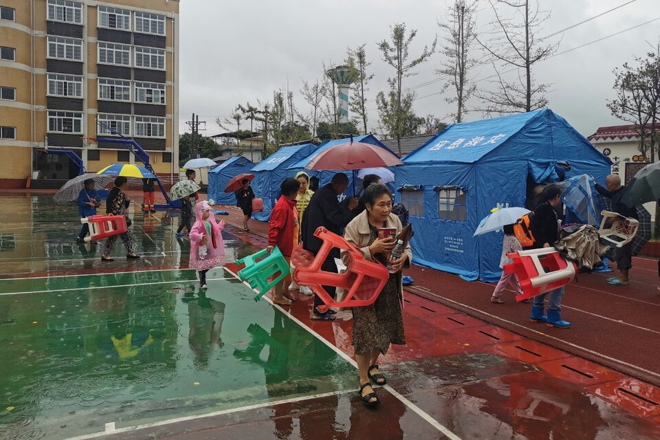 Los evacuados se dirigían a refugios distribuidos por toda la zona afectada.