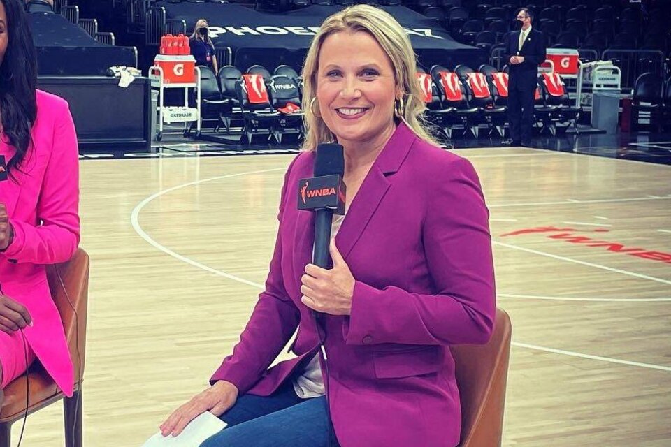Lisa Byington, en una transmisión de la WNBA. (Fuente: @LisaByington)