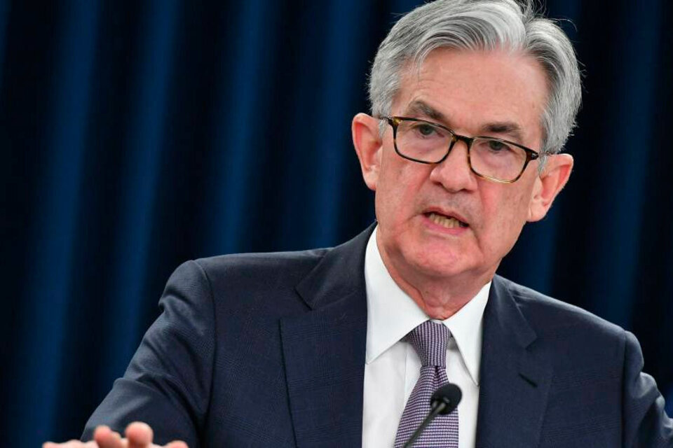 Jerome Powell, titular de la Reserva Federal (banca central estadounidense), está bajo presión de quienes promueven la suba de la tasa de interés para enfrentar los peligros de una inflación elevada. (Fuente: AFP)