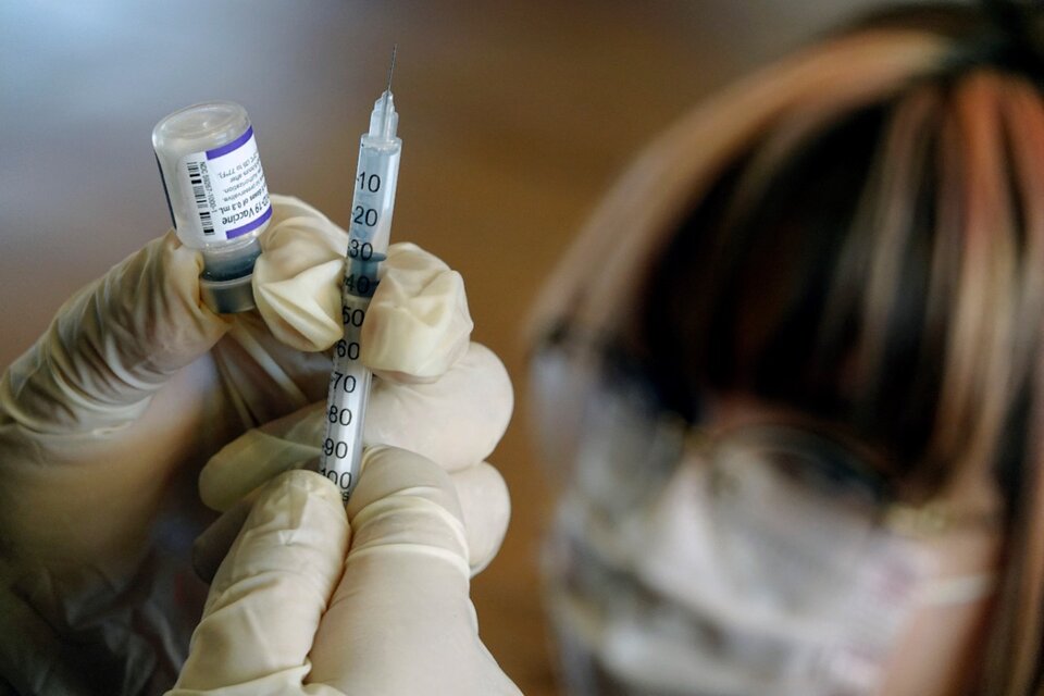 Pfzier insiste con la necesidad de aplicar una tercera dosis a los seis meses de completado el esquema de dos vacunas.  (Fuente: AFP)