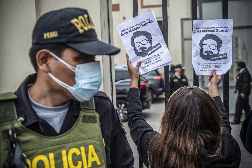 Manifestantes celebran la muerte de Guzmán frente a la sede de la Dirección de Antiterrorismo (DIRCOTE) en Lima. (Fuente: AFP)